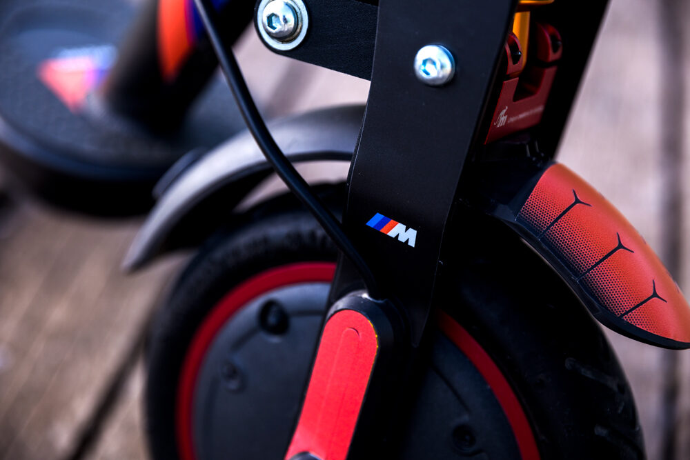 BMW Perfomance vinila uzlīmes Xiaomi skrejriteņiem (Melns)